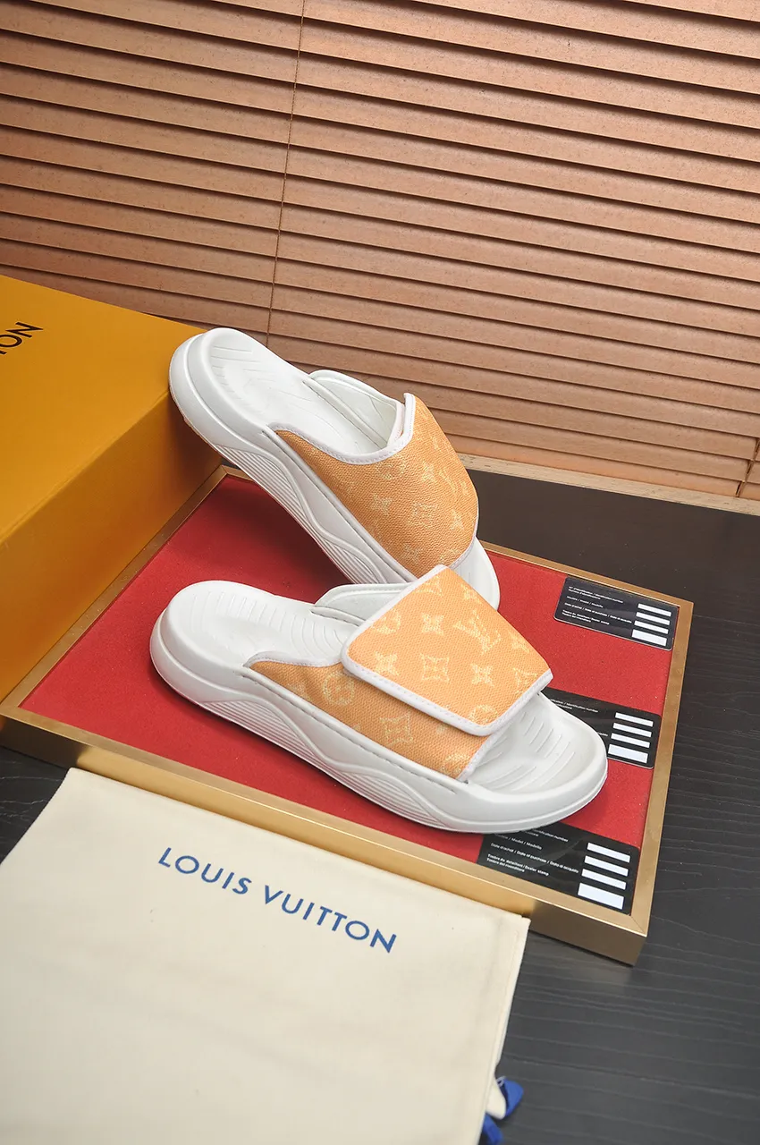 Men's men's shoes 💰340💶 [Louis Vuitton LV slippers] (high-end cowhide) counter 1:1 fashion style, a must-have for summer! The designer used LV’s iconic outsole. The original simple slippers instantly become fashionable! The upper is made of flexible special cowhide leather straps alternately, and the workmanship is exquisite! A must-have for stylish men in summer, size 38-45 (45 customized)